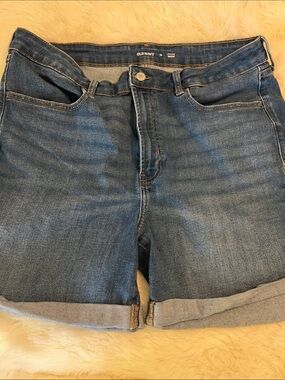 Old Navy Women's Mid Wash Denim Roll-Cuff Shorts size 16